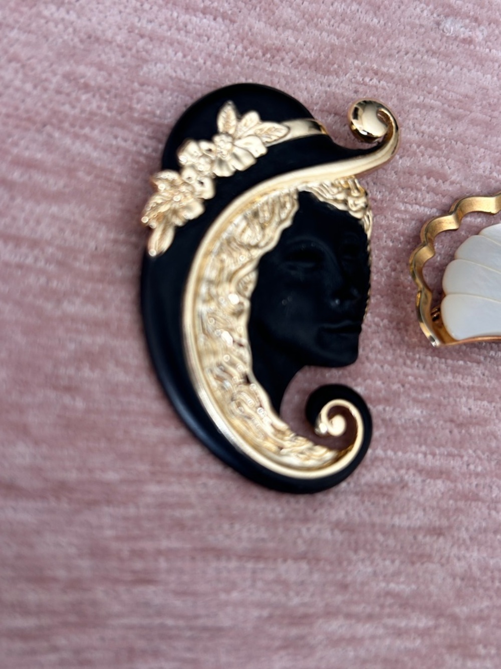 VINTAGE Bundle of 2 Brooches - Picture 2 of 6